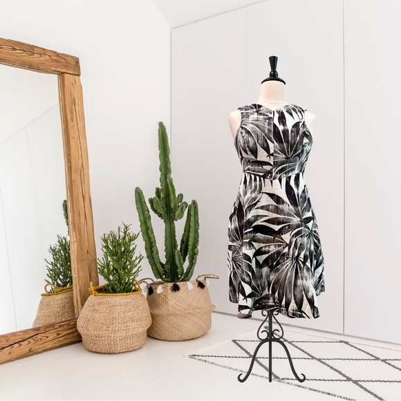 White House Black Market Sleeveless Leaf Print Dress - Picture 1 of 11